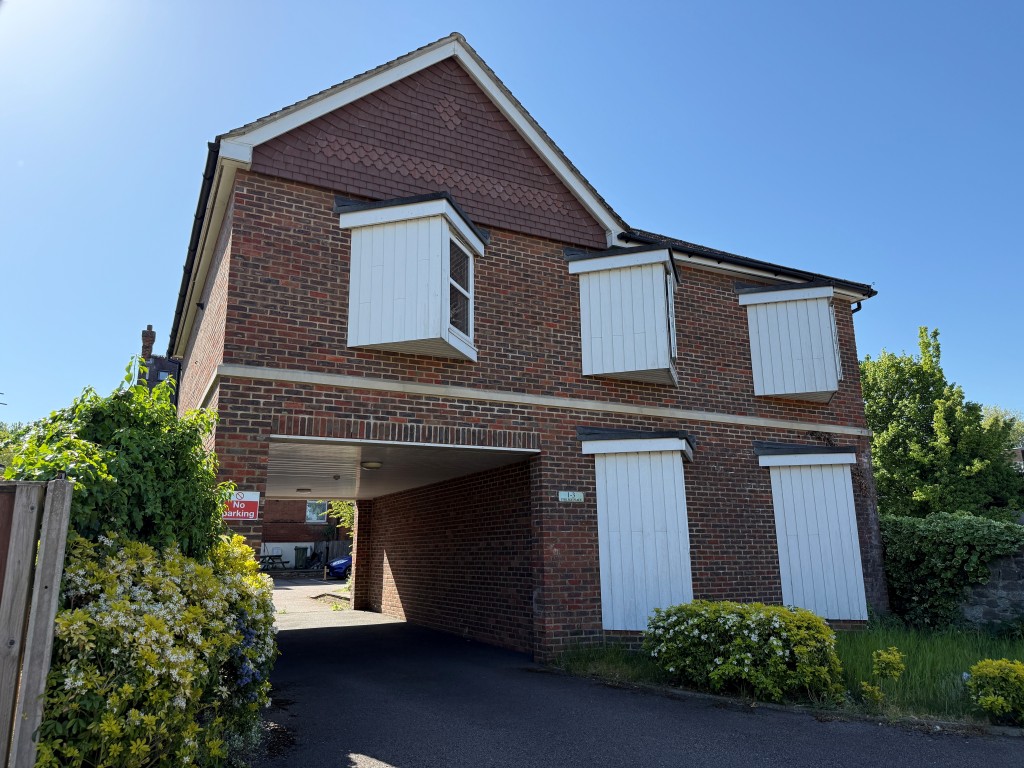 Lot: 18 - FREEHOLD GROUND RENTS - Detached purpose built block of flats